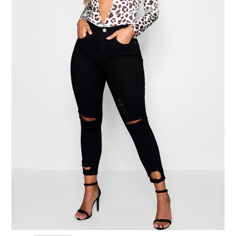 Distressed black skinny jean